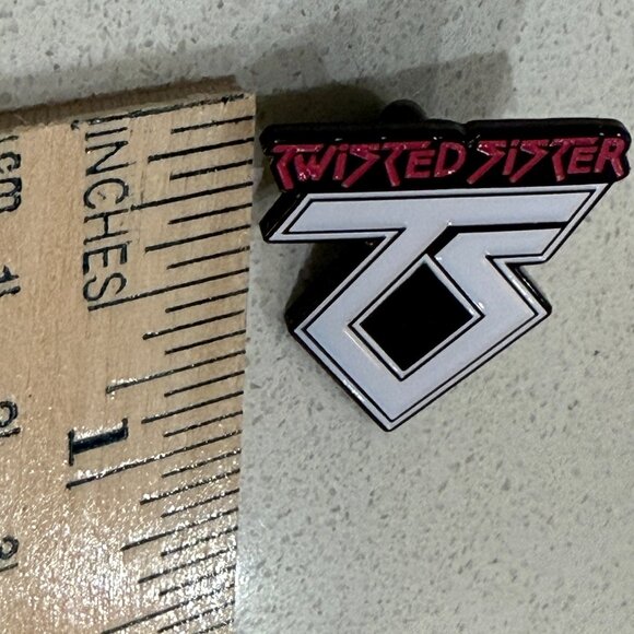 TWISTED SISTER Badge Pin - Picture 5 of 5
